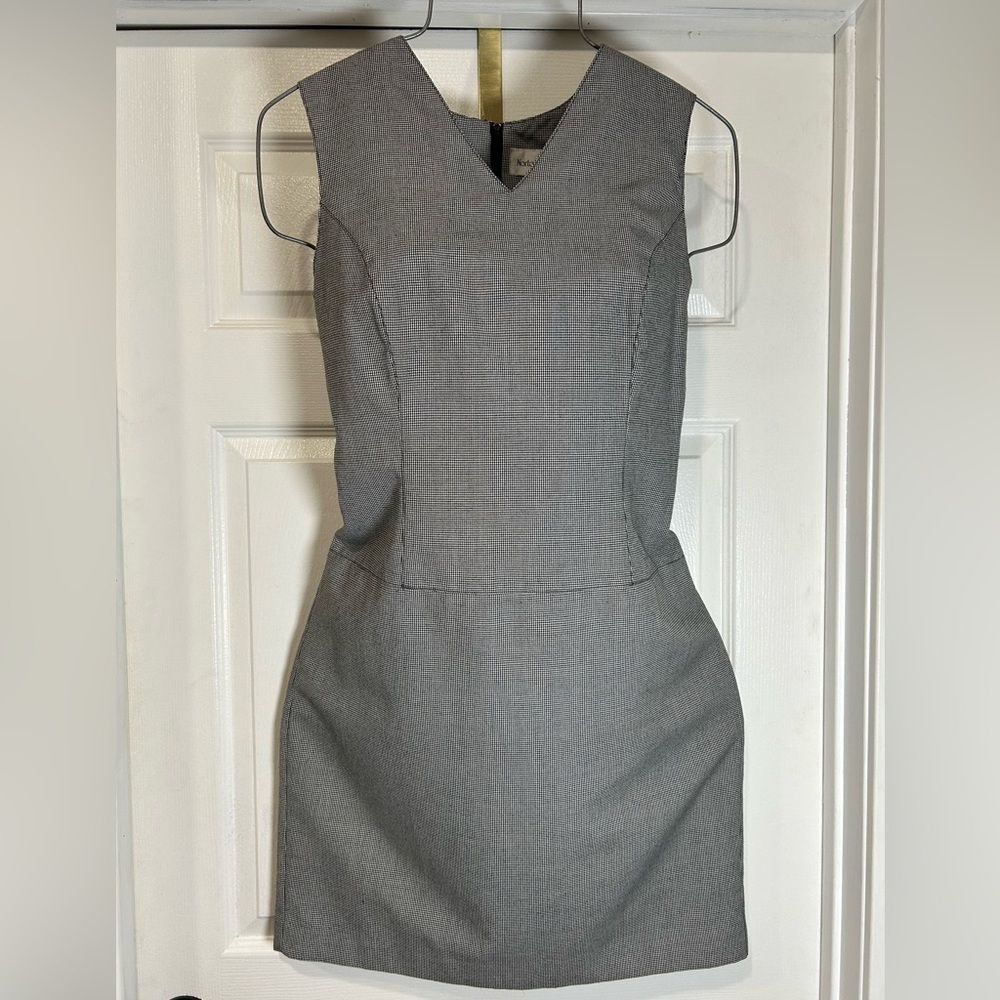 Norton McNaughton Gray Sleeveless V-Neck Mini Sheath Dress